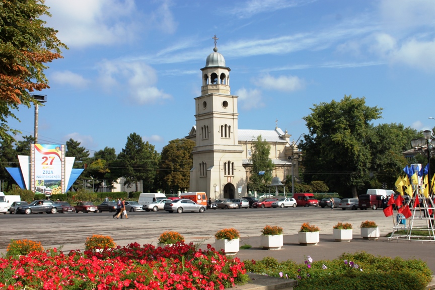 Civic Center: Independence Square & Bălți City Hall